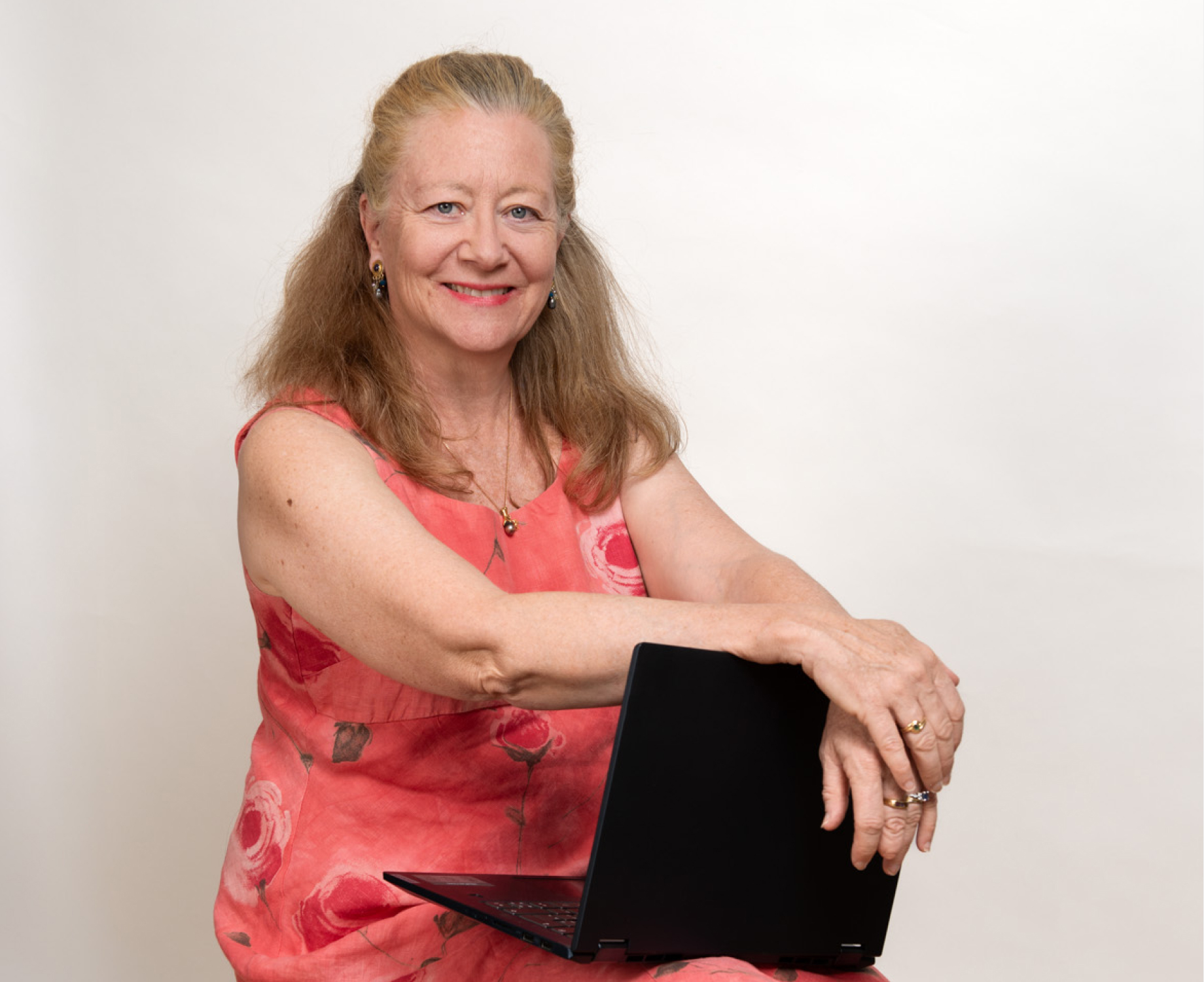 Photo portrait de Sybille, souriante et dynamique, que l'on retrouve sur son site et son profil LinkedIn