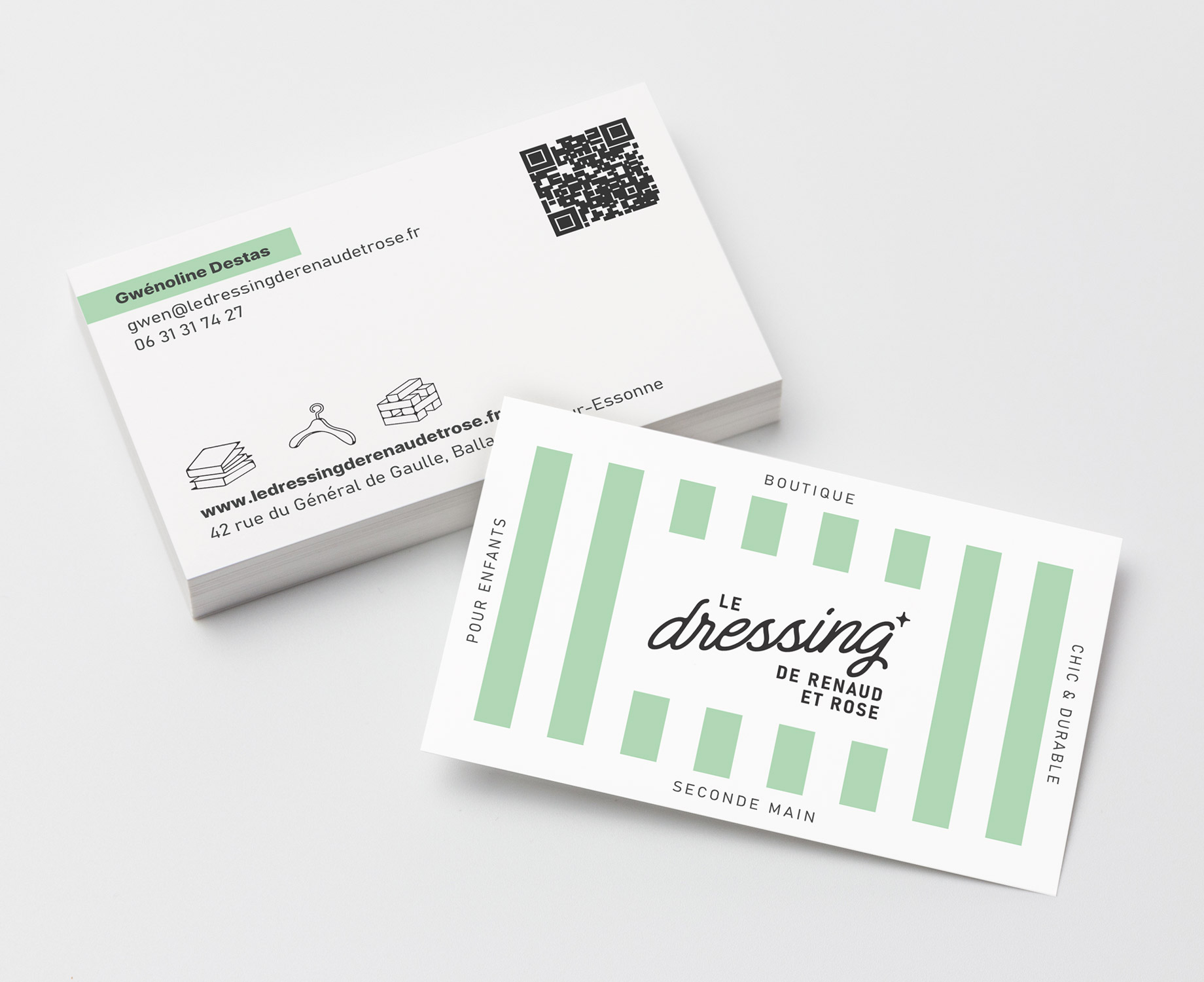 Carte de visite de la boutique avec au recto le nom de la boutique "le dressing de Renaud et Rose" et au verso les coordonnées de la gérante.